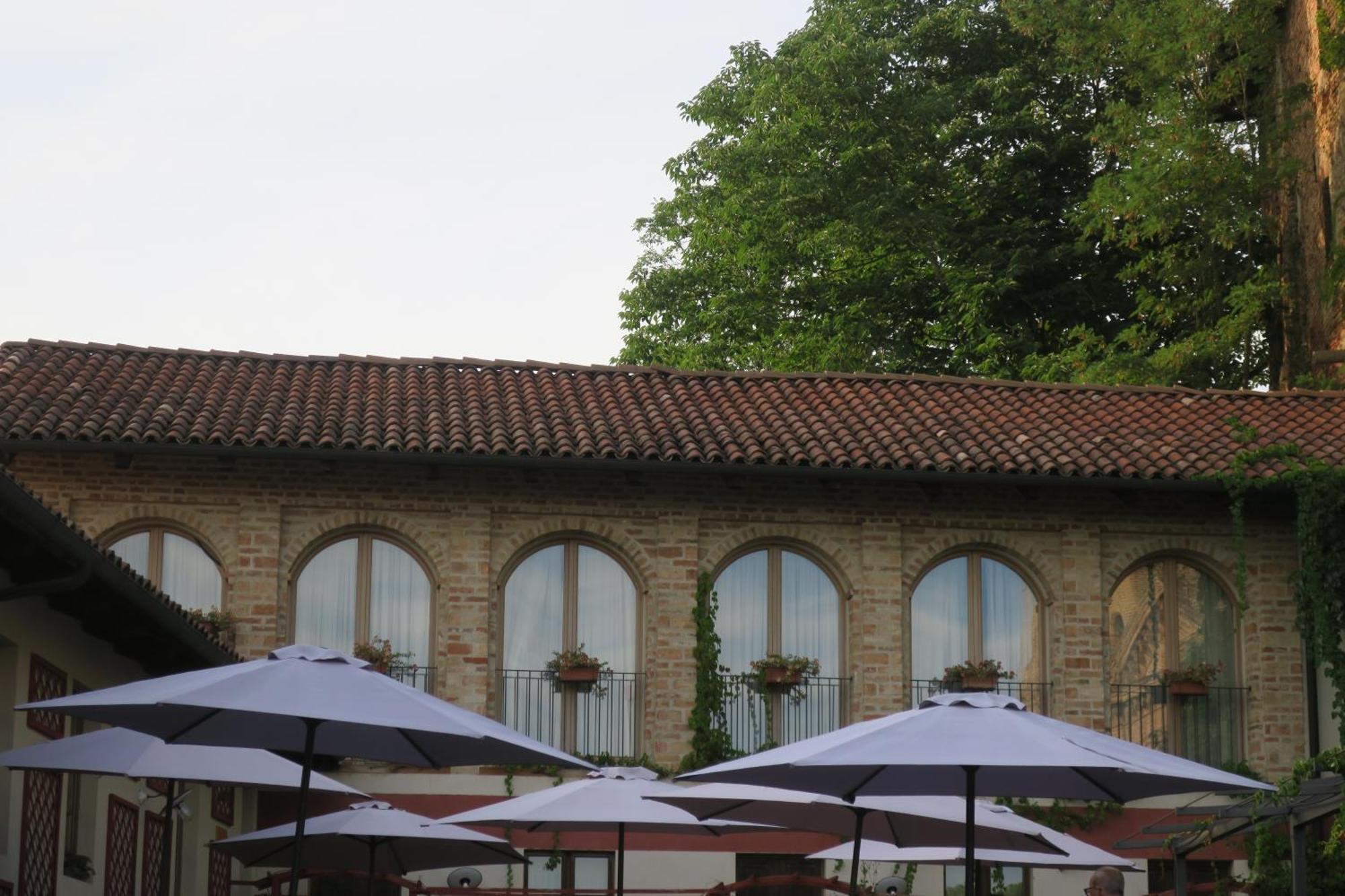 Foresteria Ristorante Conti Roero Monticello d'Alba エクステリア 写真