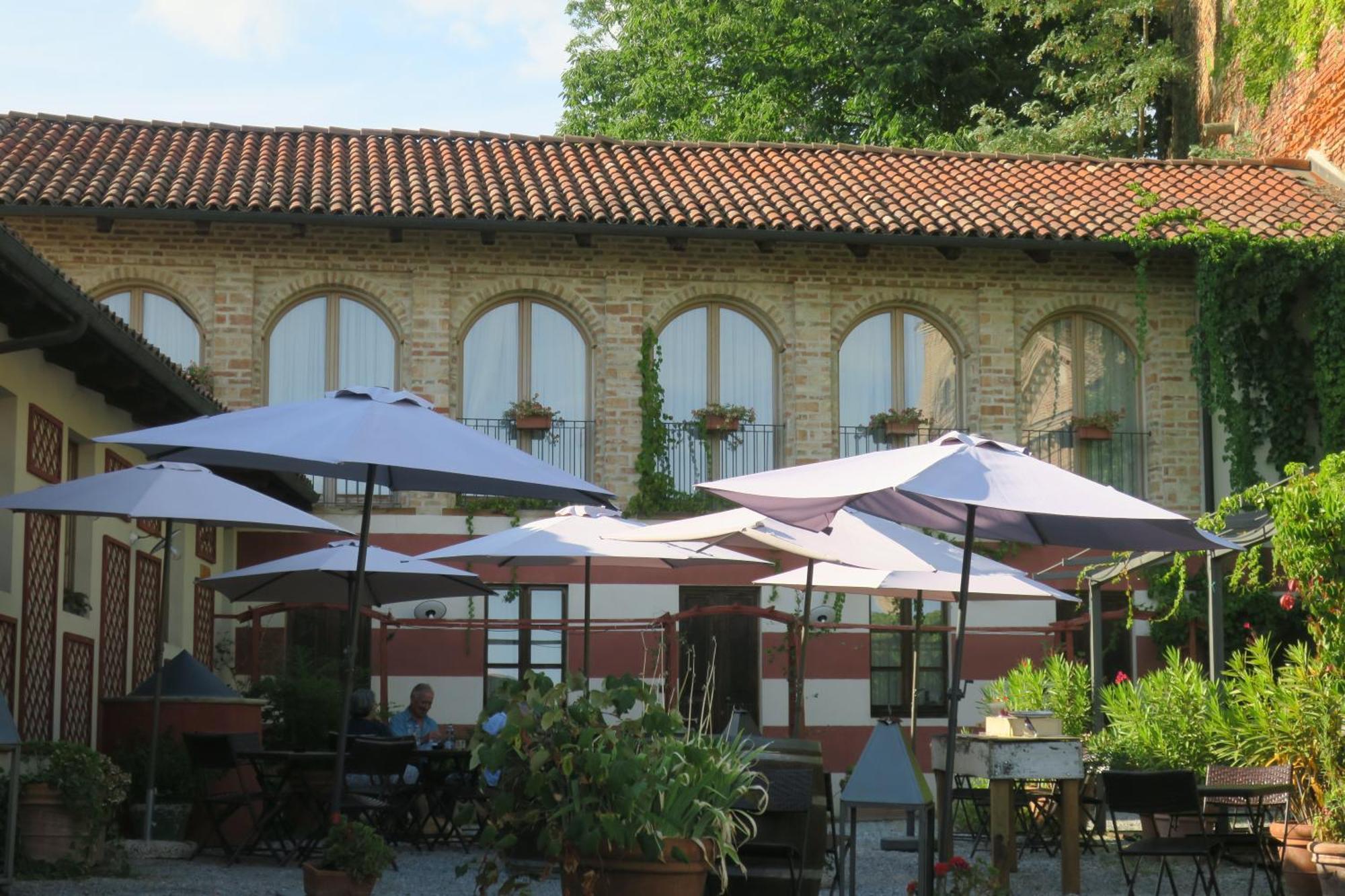 Foresteria Ristorante Conti Roero Monticello d'Alba エクステリア 写真